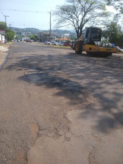 OperaÃ§Ã£o Tapa-Buracos estÃ¡ a todo vapor contemplando ruas do anel central e bairros de Laranjeiras do Sul
